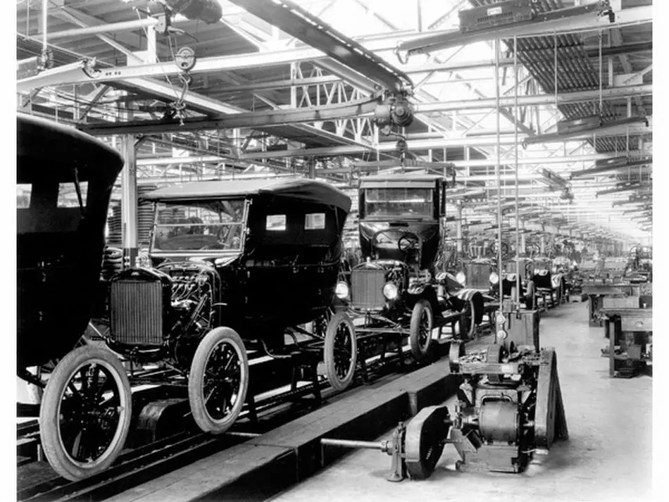Erstes bewegliches Fließband Ford 1913