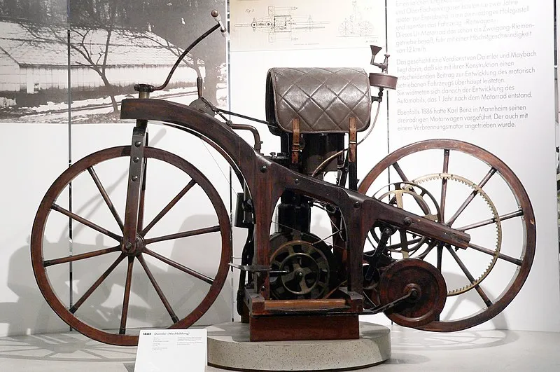 Gottlieb Daimler und Wilhelm Maybach entwarfen 1885 den Reitwagen