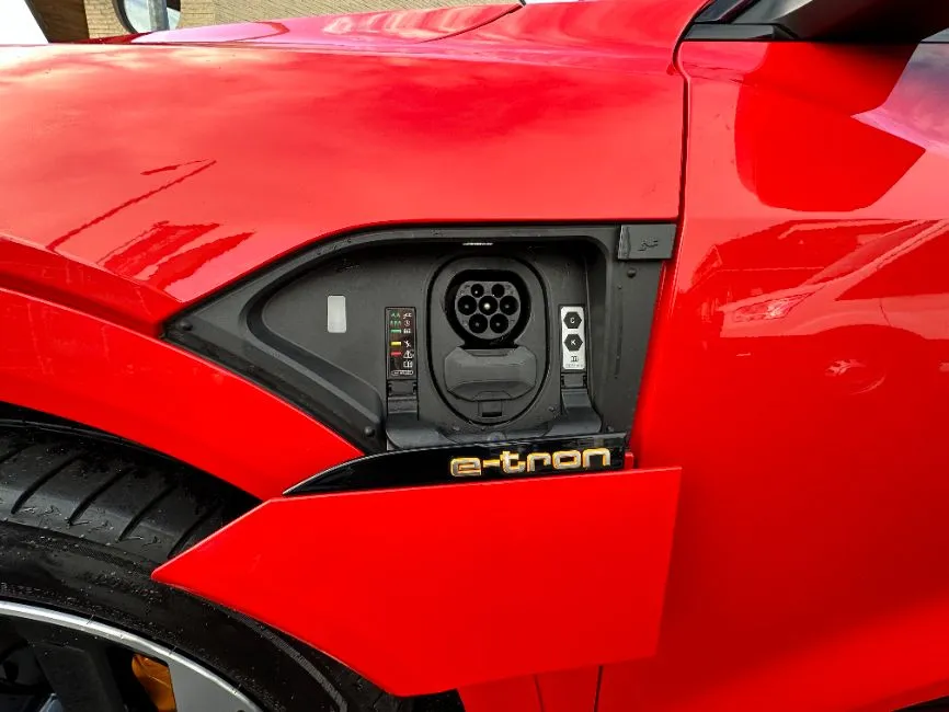 Audi e-tron S-Line Image 12