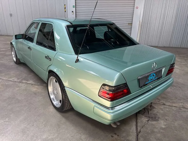 Mercedes-Benz E 500 Oldtimer Image 2