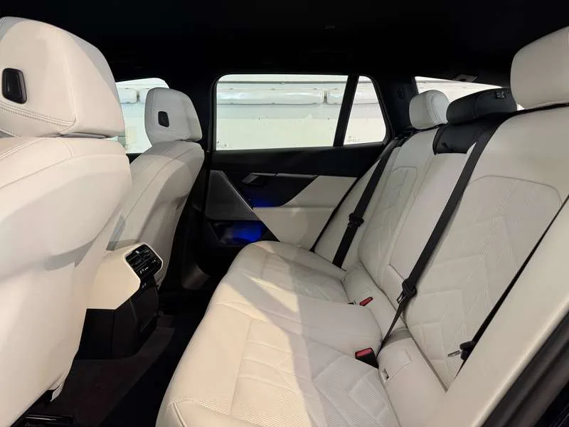 BMW i5 eDrive40 Touring - M Sport/HeadUp/Trekh/DrivAss+/ Image 14