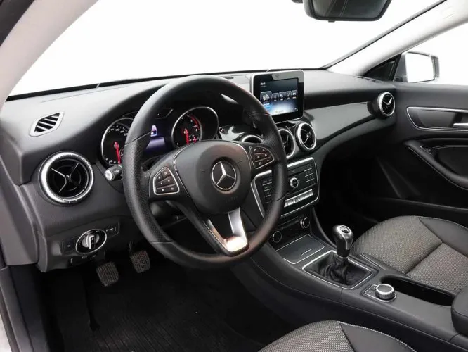 Mercedes-Benz CLA CLA180d Urban + GPS + Camera + Winter Pack Image 8