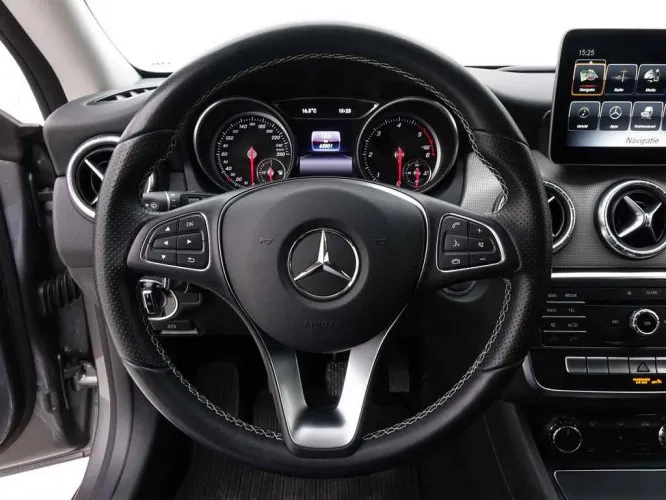 Mercedes-Benz CLA CLA180d Shooting Brake Urban + GPS + Leder/Cuir + LED Lights Image 10