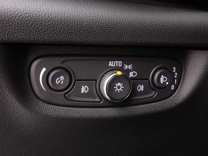 Opel Insignia 2.0 CDTi 170 AT8 Sportstourer Edition + GPS Image 9