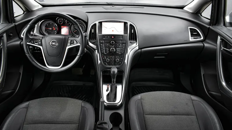 Opel Astra Sports Tourer 2.0 CDTi Cosmo Automatic Image 9