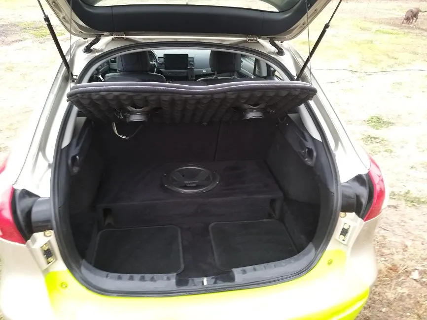 Mitsubishi Lancer hatchback Image 2