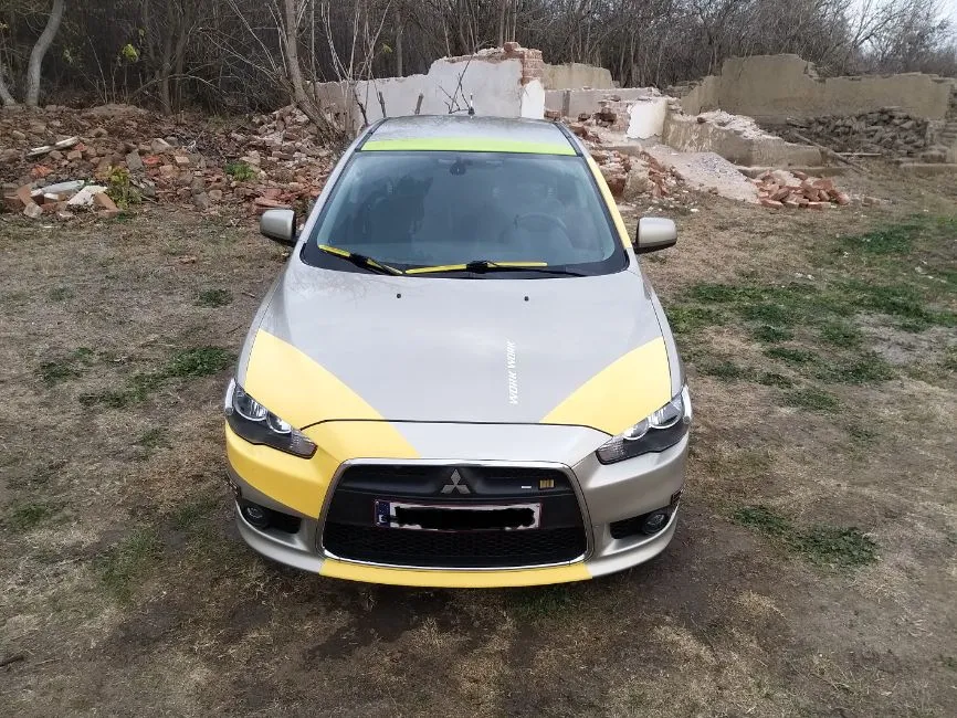 Mitsubishi Lancer hatchback Image 4