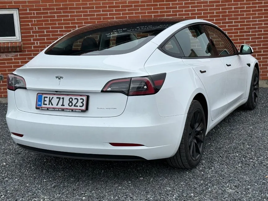 Tesla Model 3 Long Range AWD 4d Image 2