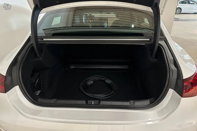 Mercedes-Benz EQE 350+ Image 9
